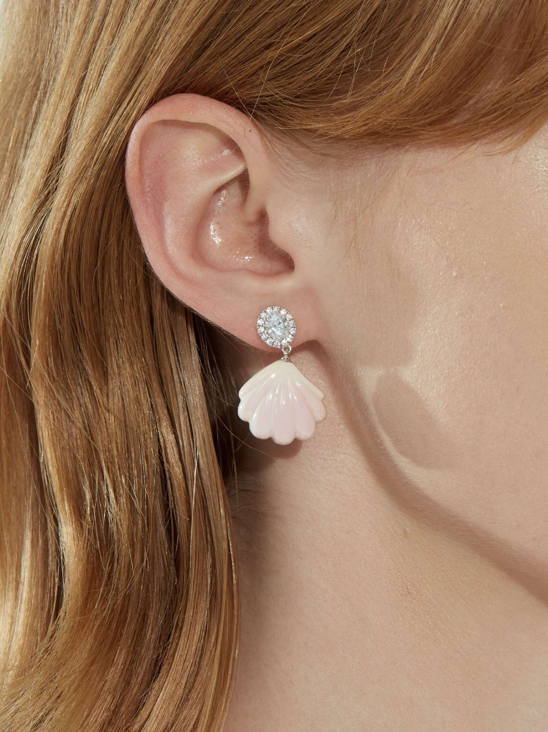 Carved shell pearl stud earrings