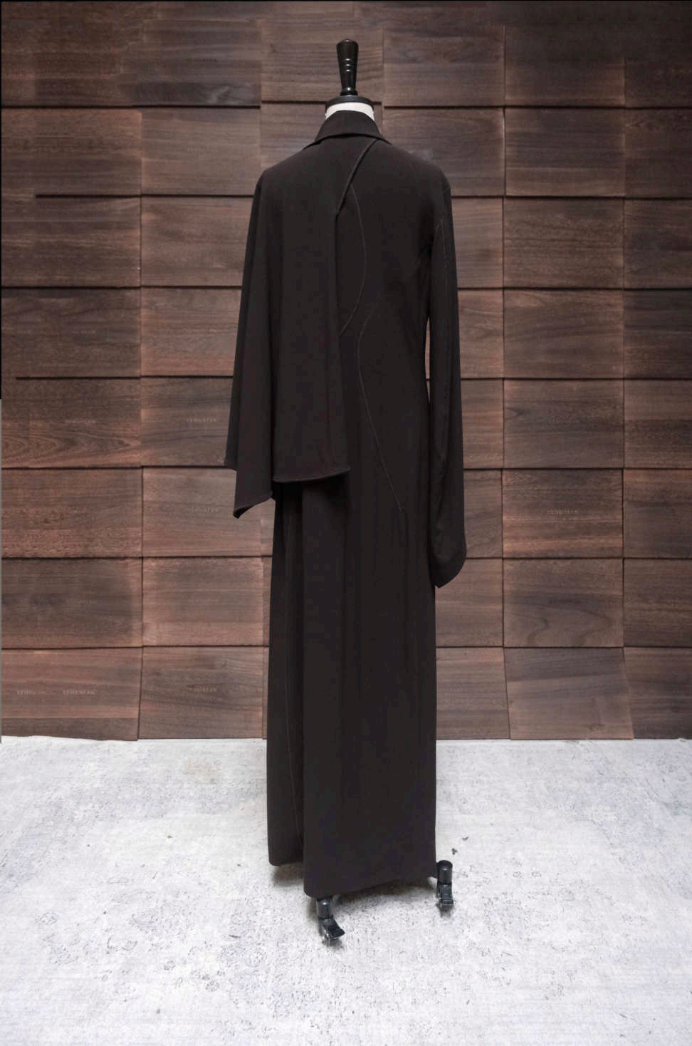 Coat with deep neckline and wide sleeves