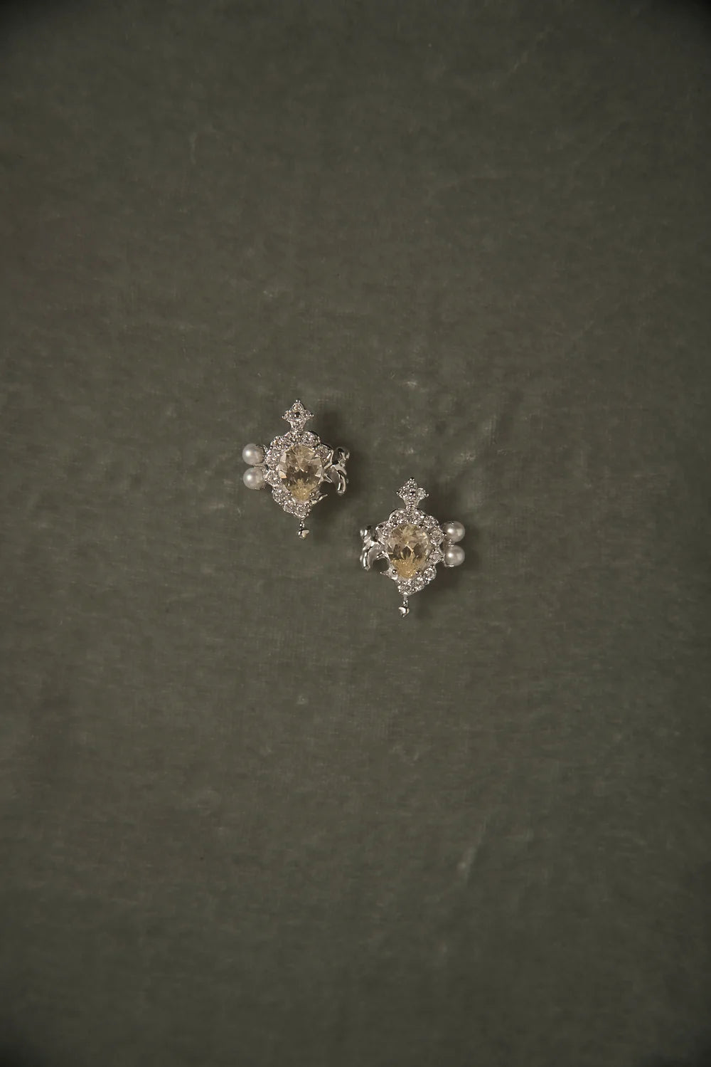 Melted Pearl Earring With Zircon